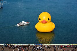 遊客坐船近看小鴨的同時，海風與幸福感的交織，是前所未有的享受。其實，即使沒有小鴨，看海本就是令人興奮的事情，令人心胸開闊。（圖文／好房News記者 陳韋帆）