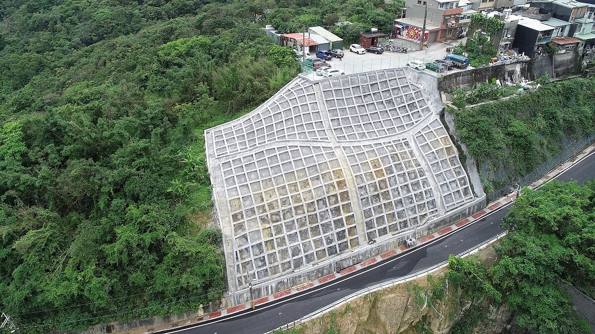 瑞芳阿美家園社區聯外道路邊坡受到颱風侵襲發生嚴重崩塌，養工處積極整治已修復完工。圖／工務局提供