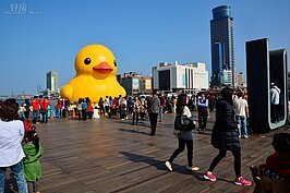 遊客們在拍照的同時，更發現原來基隆這麼美，曾經的國際型商業大港，如今已成功轉型為觀光、商業兩用港口，在這出入的不僅僅是商業、工作，更有的是台灣人的人情味。（圖文／好房News記者 陳韋帆）