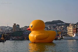 夕陽無限好，雖然近黃昏，在山海連成一線的基隆港並未因此失色，搭配小鴨的無辜可愛，讓觀看的遊客們不自覺停下腳步，許多遊客更決定就近尋找咖啡廳、公共座椅，欣賞基隆海港夜景之美。（圖文／好房News記者 陳韋帆）