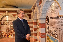 毅太企業總經理洪芳興，喜歡觀看著雞籠故事館內的牆壁，牆壁上有著雞籠的小故事，並且可在紅磚製作的復古造型中享受古早味。(好房News記者 陳韋帆/攝影)