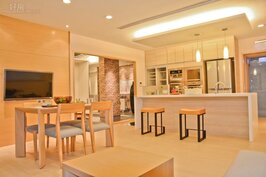 廚房與客廳融合一體的未來設計，節省了大大的空間，讓小坪數套房也可五臟俱全。(好房News記者 陳韋帆/攝影)