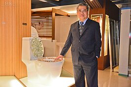 廠內有各式各樣的馬桶，洪芳興打趣的說，黃金馬桶已經是過去式了，最新的美元馬桶在此。(好房News記者 陳韋帆/攝影)