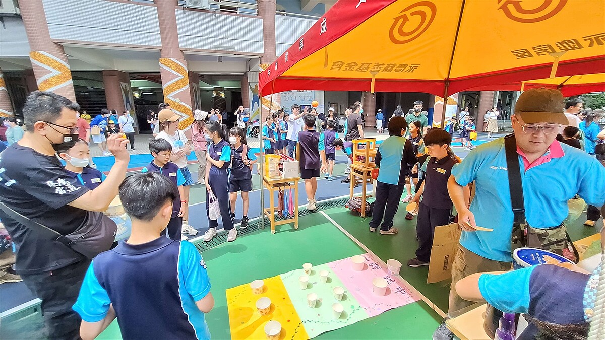 景興國小學生利用二手物品創造互動遊戲，吸引大小朋友前來遊玩。圖／永慶房產集團提供