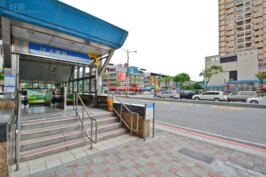 八達通-環遊市江子翠站，96年取得使用執照，主打12-25坪的小宅建案，適合單身或小家庭入住。