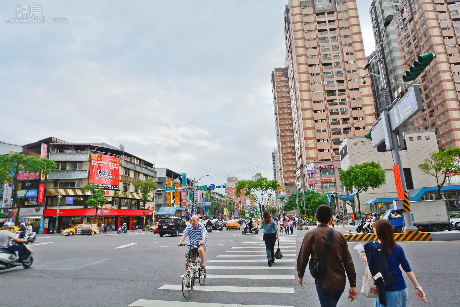 板橋區捷運江子翠站商圈人潮街景,商辦大樓與住宅。(好房News記者 陳韋帆/攝影)