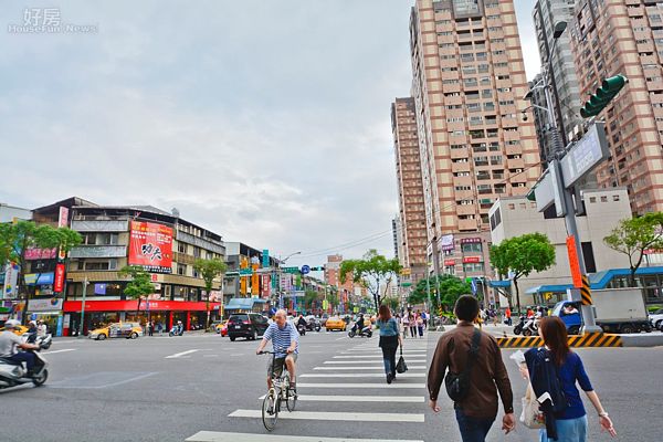 板橋區捷運江子翠站商圈人潮街景,商辦大樓與住宅。(好房News記者 陳韋帆/攝影)