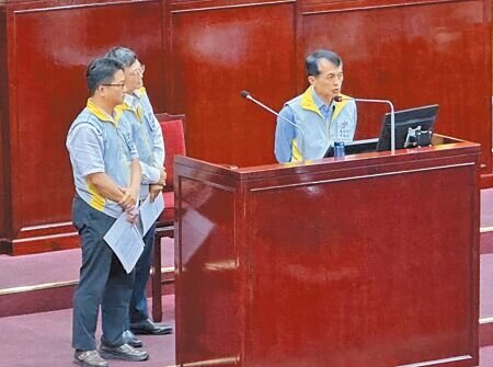 針對國民黨台北市議員王欣儀質疑交通設施延宕一事,北市交通局長謝銘鴻(右)23日表示,交工處日前的確面臨人手不足的狀況導致發包延宕,目前已逐步在改善。(丁上程攝)