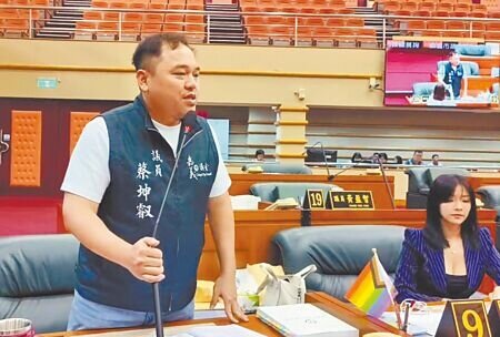 嘉義市議員蔡坤叡(左)因質詢督促加強管理夜市擺攤,卻接到語帶威脅的電話,顏翎熹議員(右)也曾遭遷怒。(廖素慧攝)