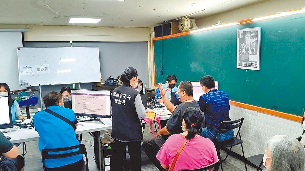 桃園市環保局今年招考清潔隊員,預計錄取435人,有4143人報名,將進行專業技能測定與筆試二階段測驗,預計7月14日放榜。(桃園市環保局提供/賴佑維桃園傳真)