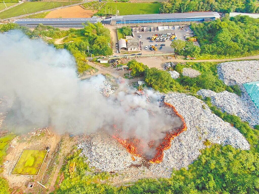 名間鄉垃圾山22日起火燃燒,濃煙隨著風勢擴散,名間鄉、南投市及中寮鄉居民被迫「關窗防毒」。(陳宏明提供/楊靜茹南投傳真)