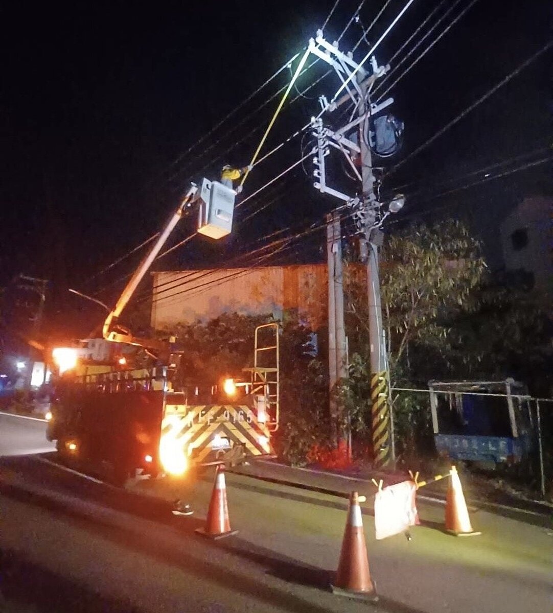 伸港鄉23日晚8點多因蛇類誤觸電桿設備,造成5千多戶停電,台電緊急搶修,已於9點33分全數復電。圖/台電提供