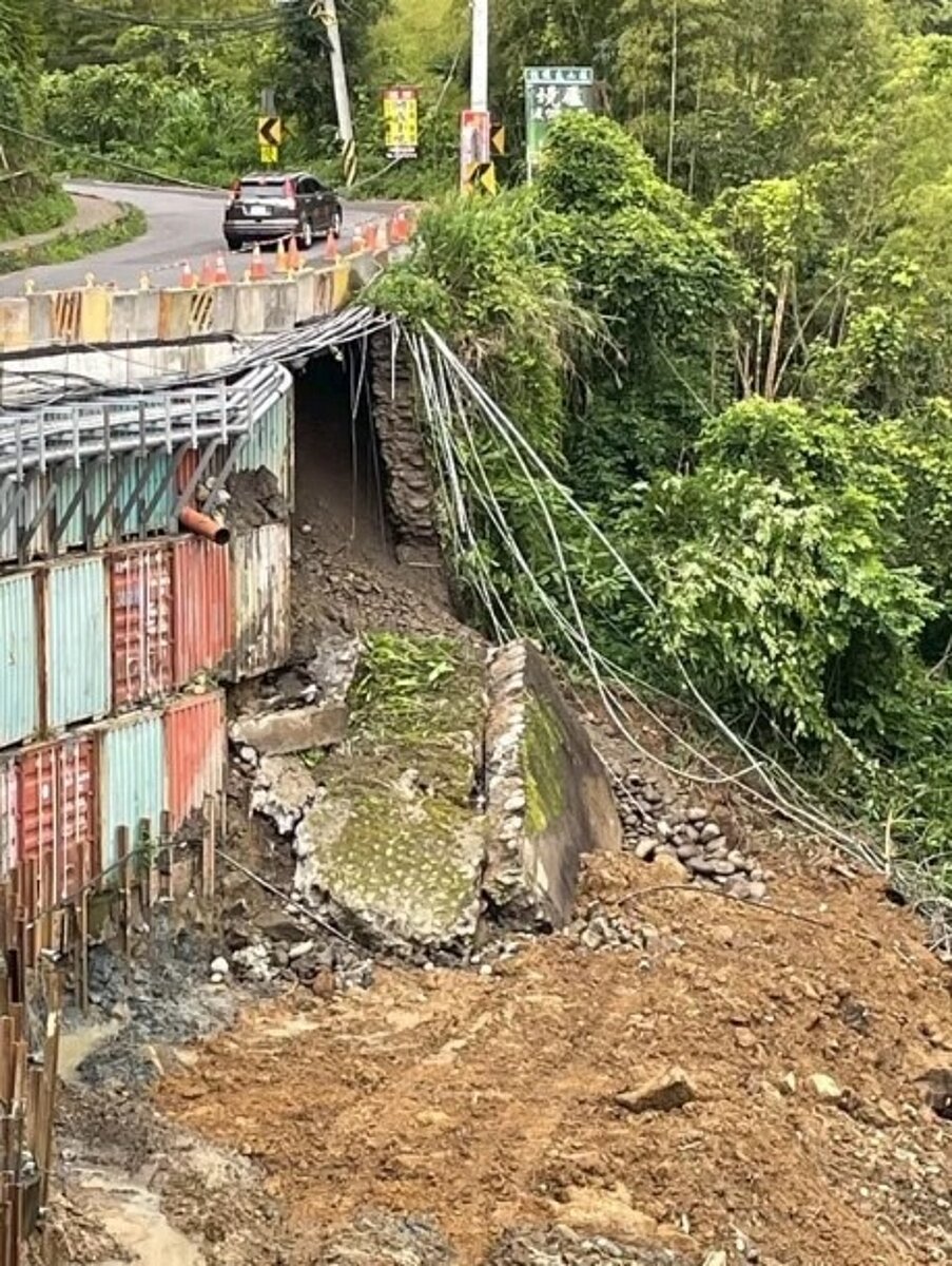 杉林溪聯外道路掏空,路基和混凝土塊流失出現大洞,路面懸空相當驚險。圖/南投縣政府提供