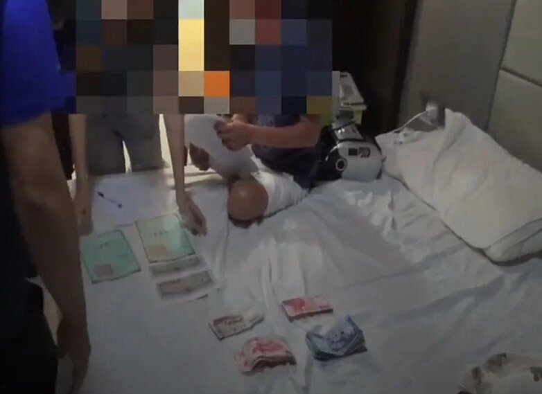 巫姓主嫌結合地政士、金主詐騙婦人抵押房產，收取代辦費、利息超過200萬元，檢警在被告林姓金主家起獲房契及現金。圖／記者王燕華翻攝
