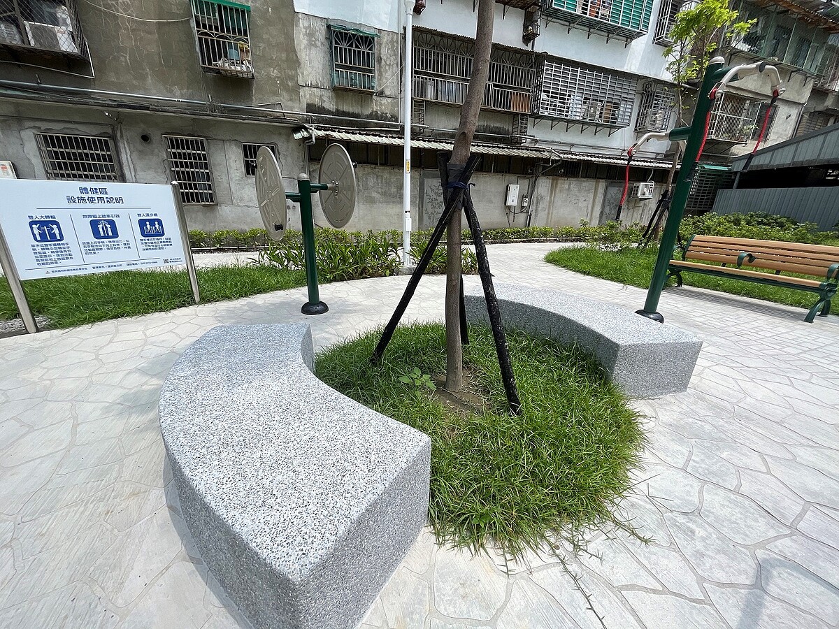 蘆洲區民族路70轉角的兒七公園,設有體健設施、環狀步道。圖/工務局提供