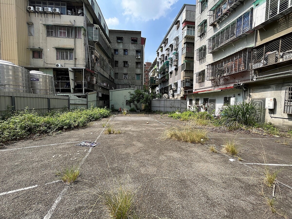 蘆洲區民族路70巷轉角巷弄原為閒置空地,雜草叢生,工務局活化土地改造為公園綠地。圖/工務局提供