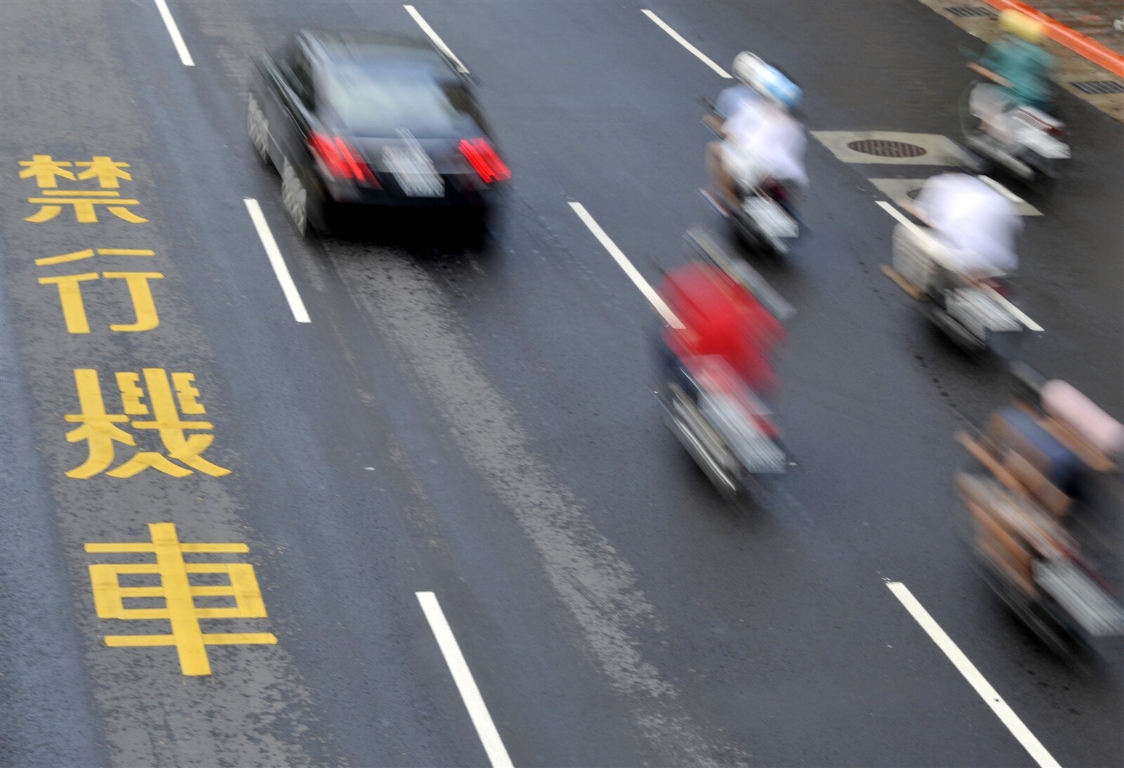 北市部分3線以上道路，仍有「禁行機車」限制。記者林澔一／攝影。報系資料照 