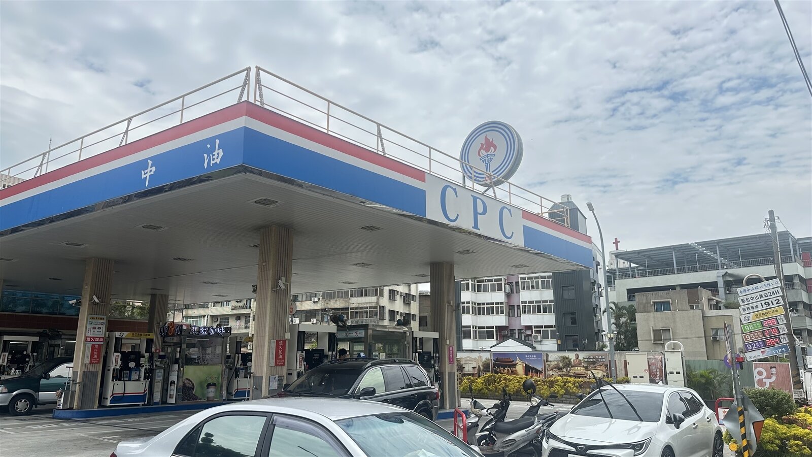 國內下周汽柴油價格，漲跌互見，汽油每公升調漲0.2元，柴油每公升則是調降0.2元。記者劉明岩／攝影 