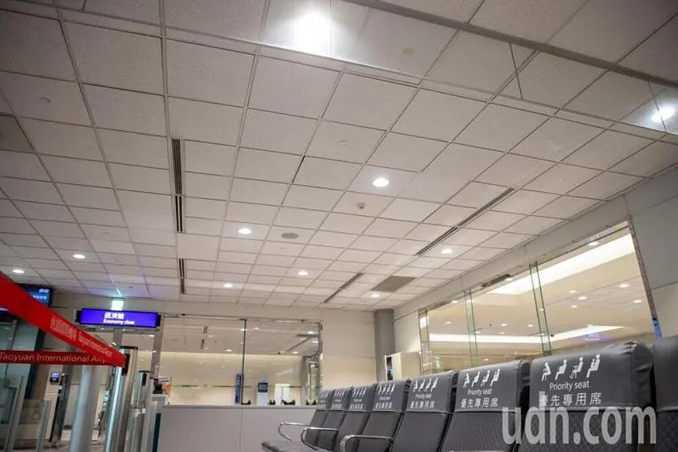 上午7時許,第二航廈D7二樓候機室一片天花板掉落,隨後緊急復原。記者季相儒/攝影