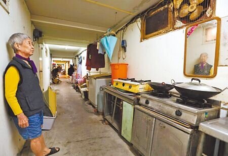 台北市內湖區週美里有處公寓地下室,是著名的「老人穴居」,狹長的走廊隔了16戶,每間只有5至6坪。(陳俊吉攝)