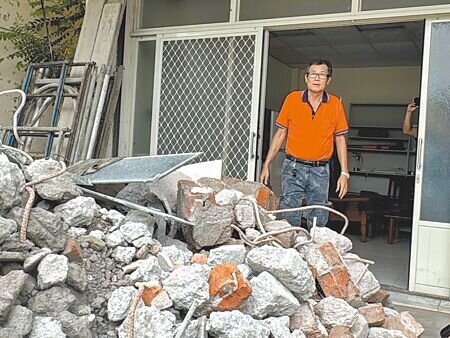 台中市霧峰區六股里林姓居民24日指出,建商要求地方賣地不成,趁他23日上午外出後傾倒廢棄物,阻礙通行。(潘虹恩攝)