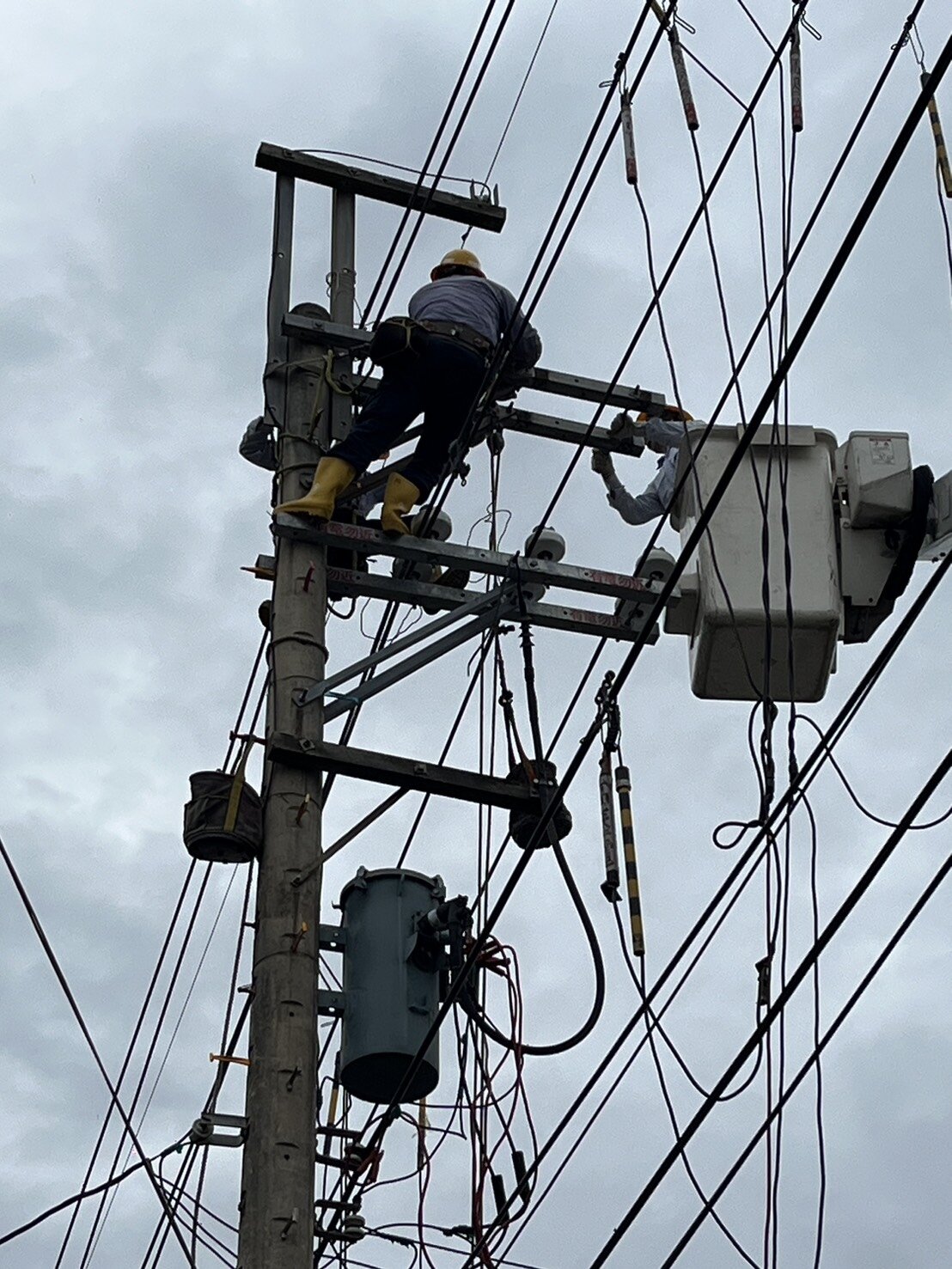 桃園青埔地區晚間傳饋線事故,台電人員搶修中(示意圖)。記者陳俊智/攝影