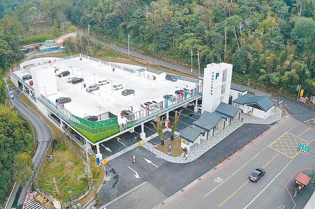 日月潭伊達邵立體停車場因2樓漏水,目前持續整建中,日管處24日指出,停車場2樓104格戶外停車格,端午節連假期間暫不對外開放。(日管處提供/李京昇南投傳真)