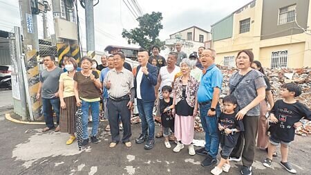 台中市霧峰區六股里居民24日控訴,建商強拆住戶房屋並傾倒廢棄物強迫住戶搬走。(潘虹恩攝)