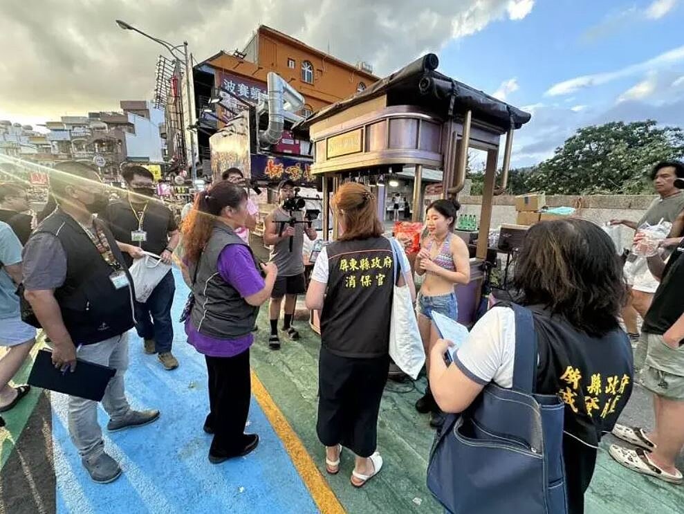 屏東縣24日組成聯合稽查小組,針對墾丁大街現有22家調酒攤稽查。圖/縣府提供