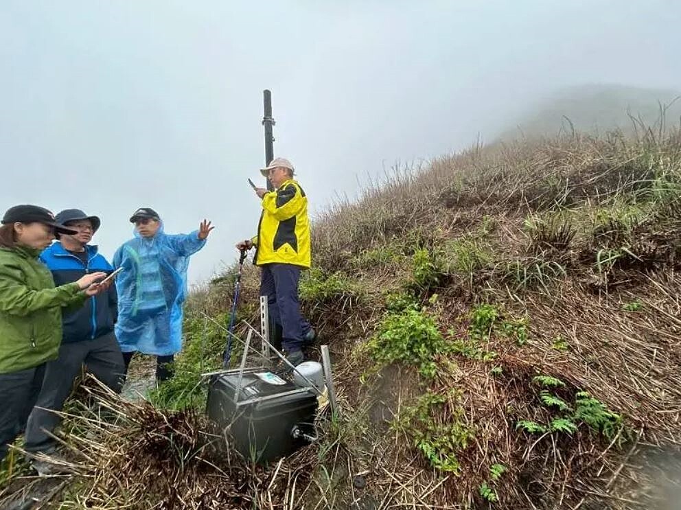 陽明山四月中旬發生火燒山,國科會主委吳誠文親自上山調查。圖/國科會提供