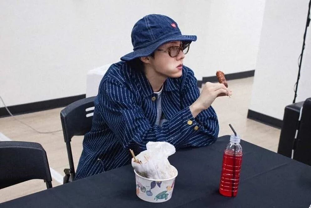 J-Hope在社群分享趁彩排空檔吃香腸的照片。圖/摘自IG
