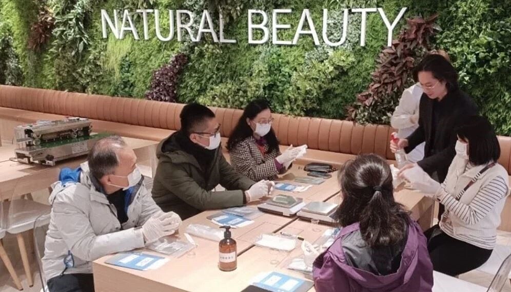 民眾能夠近距離了解保養品製程與天然原料的應用,並親手製作簡易個人保養品。新北經發局提供