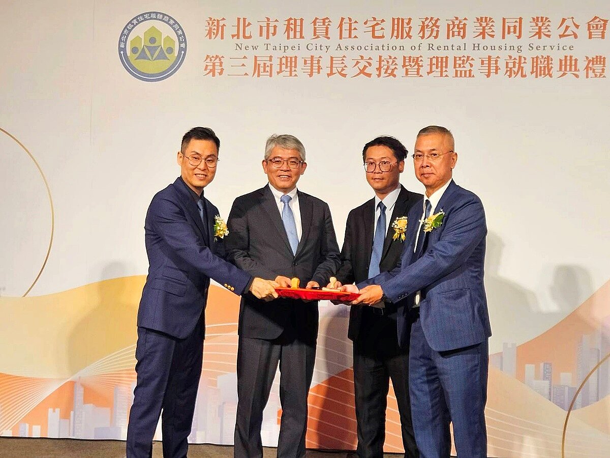 新北市租賃公會第三屆理事長暨理監事授證交接,由王則人(左)接任第三屆理事長。圖/好房網News記者林和謙/攝