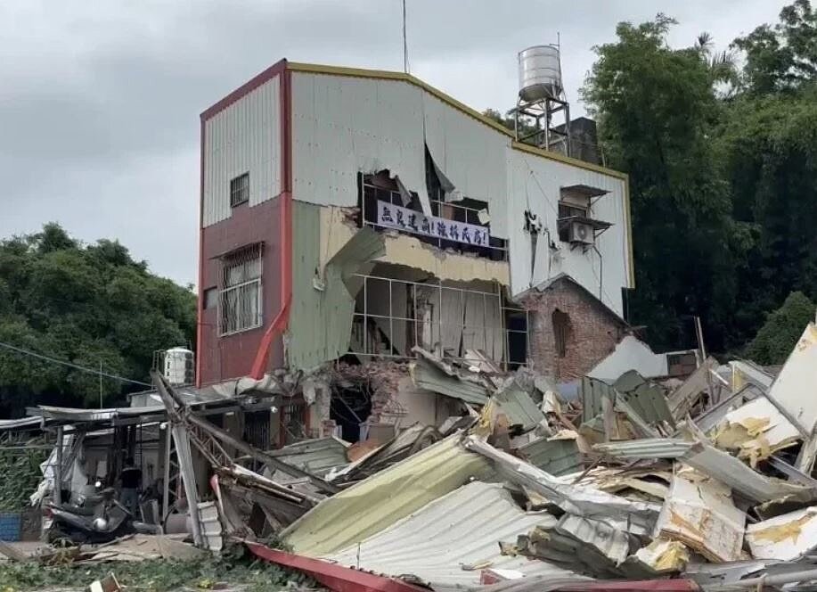 員林市大埔里游姓祖厝疑似產權糾紛,子孫賣地繳稅金,但有94歲老先生未拿到拆遷費,還住在老透天厝,日前卻有疑似建商派人直接來拆房子。圖/民眾提供