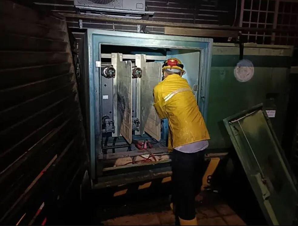 桃園市台電線路故障,兩起意外逾5600用戶突然停電,居民抱怨,台電人員漏夜搶修復電。圖/台電提供