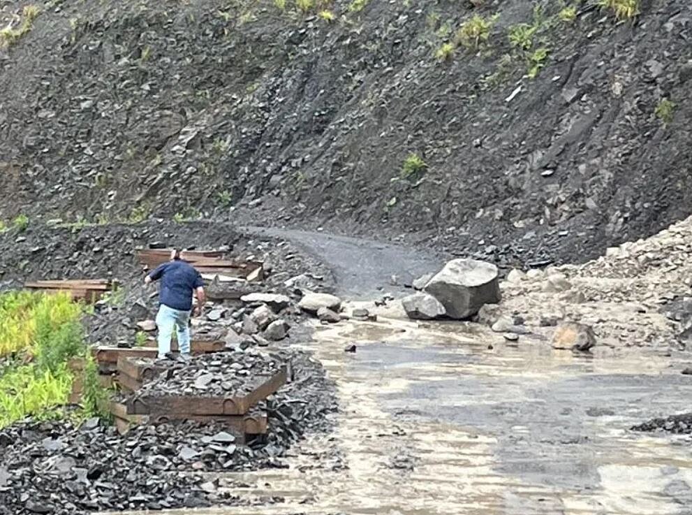南投仁愛山區大雨,有「全台最爛的路」之稱的投89線15.8K、18.5K處等因泥流及落石阻道,目前交通中斷,上山須繞路。圖/民眾提供