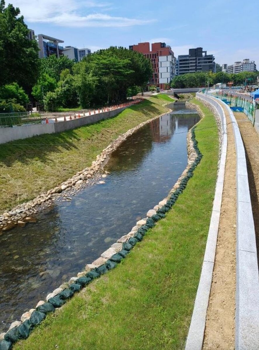 李四川勘查流經北投市區的磺港溪整治工程，瞭解工程品質與進度外，也給施工團隊加油。本工程2023年開工，預定明年2月就能完工。圖／引用自李四川臉書
