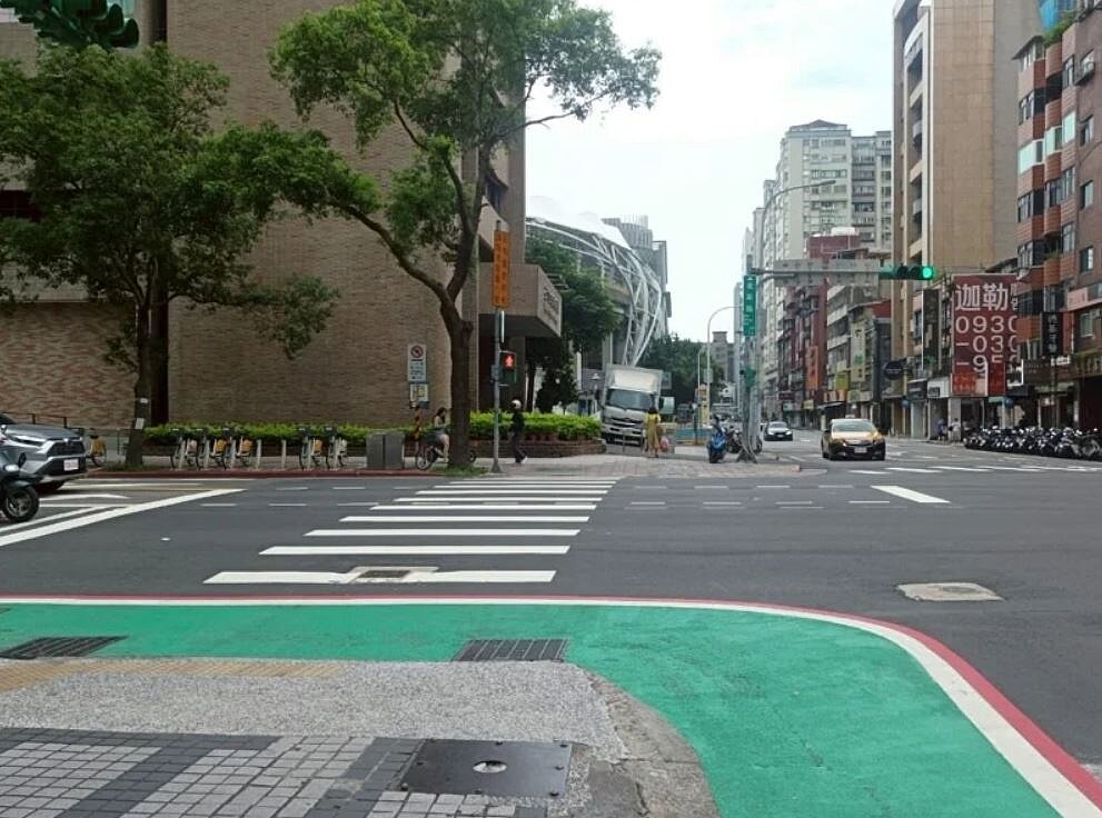 許多標線人行道，部分轉角外推可能反而造成行人危害，淪行人地獄幫凶。圖／議員秦慧珠辦公室提供
