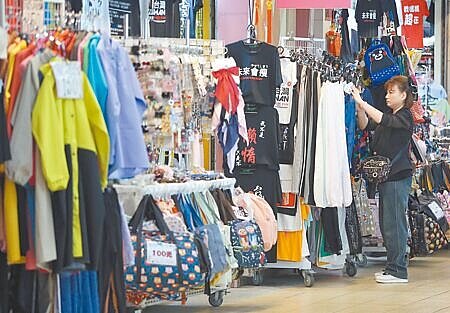 川普高關稅壓力,主計長陳淑姿日前於立法院答詢時坦言,全年經濟成長率保3有困難。圖為服飾店員工正在整理展示商品。(本報資料照片)