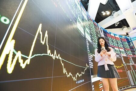 金管會宣布26日起取消限空令,不少股民擔憂「雨天收傘」恐釀端午變盤。(本報資料照片)