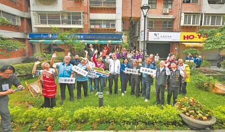 
桃園市長張善政（前排右六）25日表揚36組社區規畫團隊，並到八德區陸光四村的社區改造點，實地感受改善後的人本環境。（蔡依珍攝）
