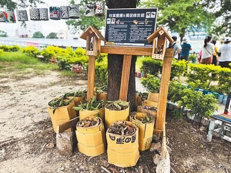 仁德社區在幸福河畔築起枝葉園圃。(潘虹恩攝)