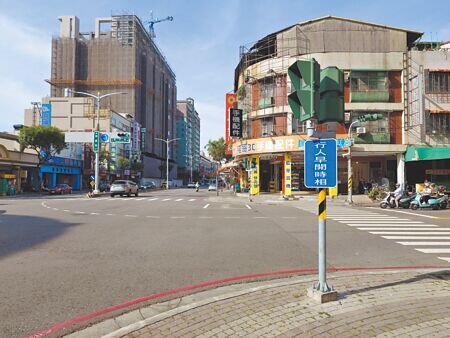 
高雄近年積極透過行人早開或行人專用時相提升過馬路安全性。（任義宇攝）
