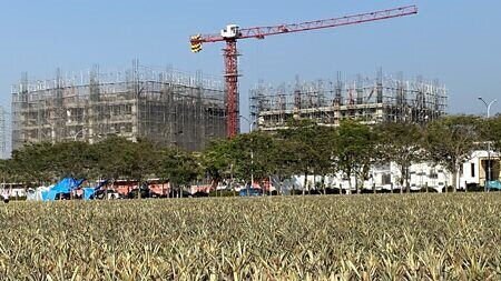 
台南高鐵站生活圈具備交通、百貨、沙崙智慧綠能科學城等重大建設，加上近期的AMD台南研發中心，以及沙崙生態科學園區的設置，區域大樓房價已從2020年的每坪22萬到25萬元，翻倍到目前的5字頭。圖∕本報資料照片
