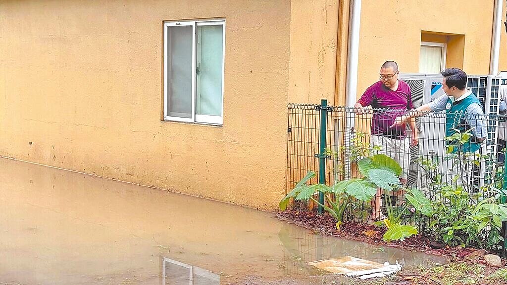 桃園市政府斥資逾8000萬在八德大湳森林公園內打造「兒童玩具圖書館」,但啟用4年就壁癌纏身、逢雨必淹。圖/許家睿提供