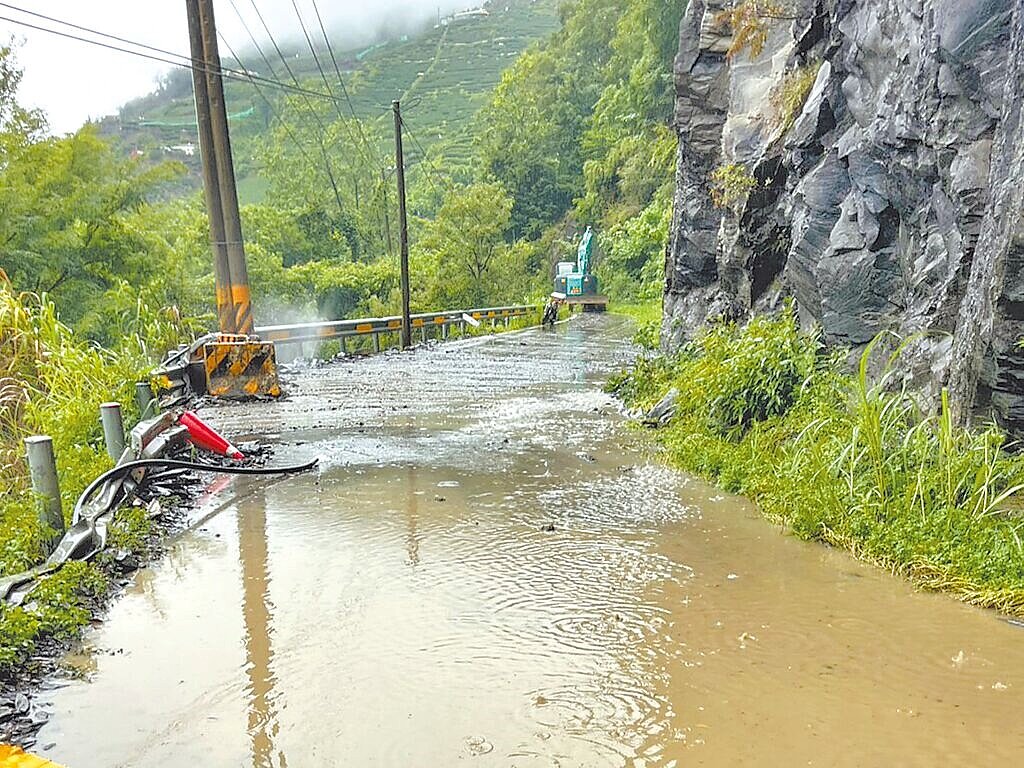 南投縣投89線力行產業道路15.8公里和18.5公里處傳出土石泥流災情。圖/仁愛鄉公所提供