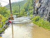 投89線傳土石流　中橫台8線預警封路
