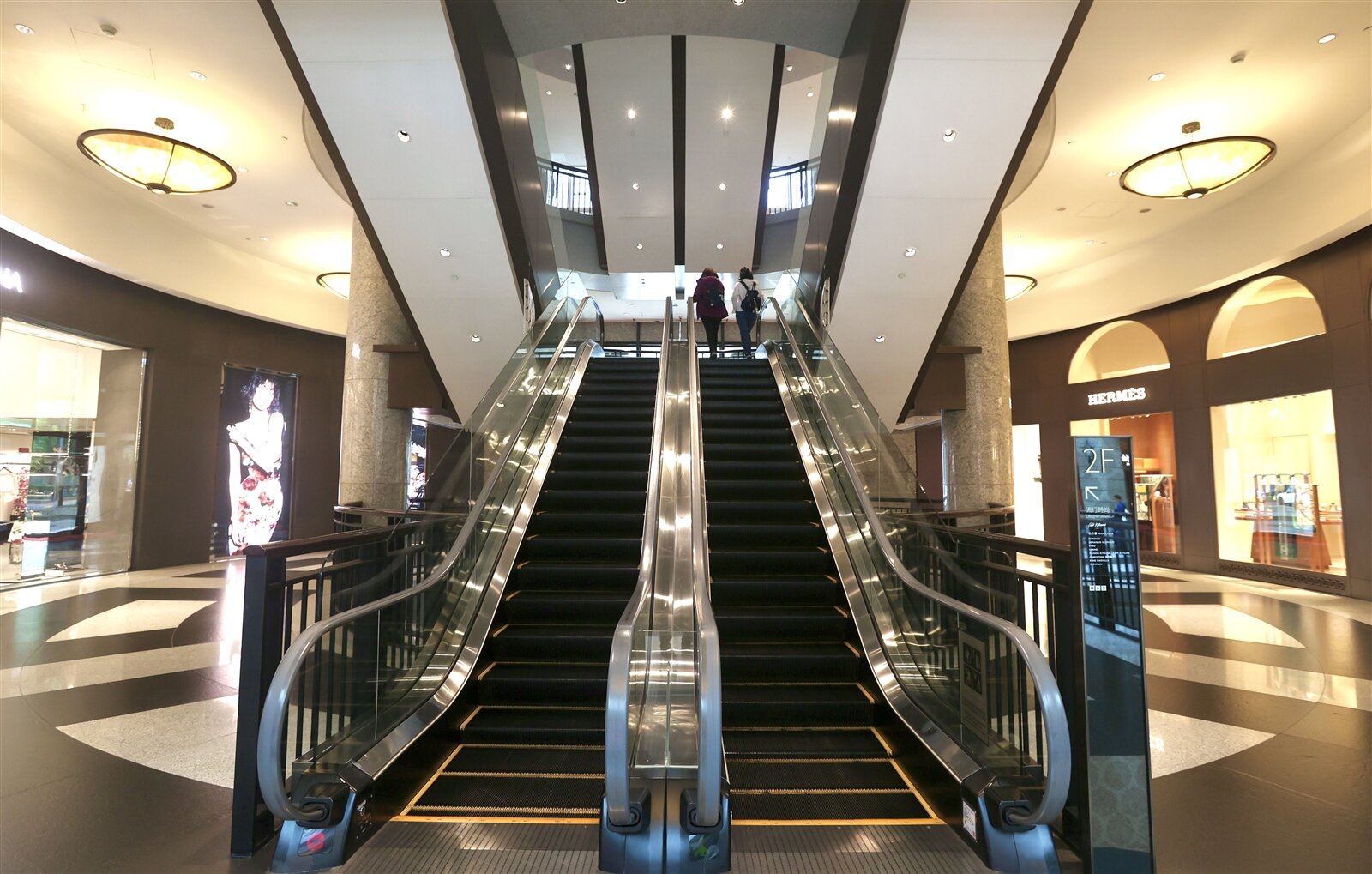 關稅戰導致經濟前景不明，民眾消費縮手已成為百貨精品業者要面對的問題。記者林俊良／攝影 