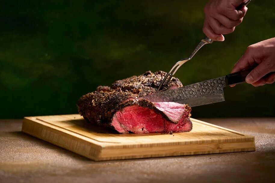 煙波集團新推出一泊二饗住房專案以「黑饌之巔」為主題，新竹湖濱館和新竹都會館全新推出雙人和四人分饗餐。圖／業者提供
