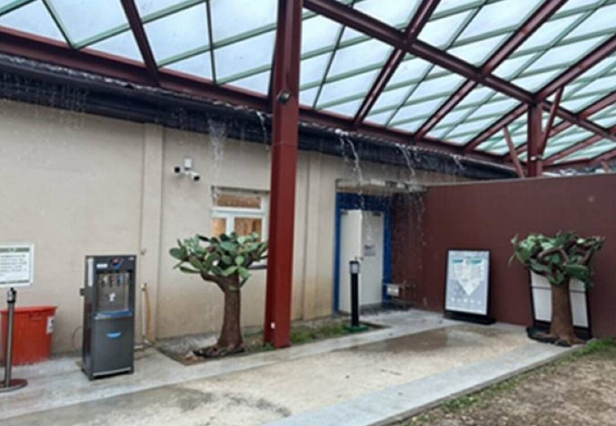 桃園市政府在八德大湳森林公園內打造兒童玩具圖書館,未料才開館4年,滲漏水問題嚴重。圖/議員許家睿提供